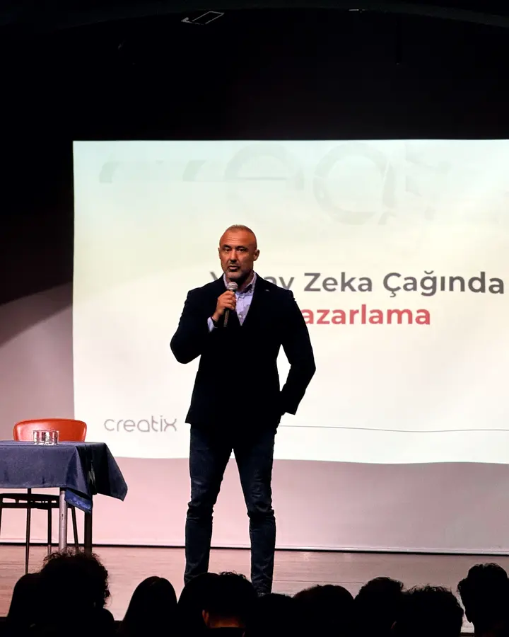 Mehmet Safa Yalçıntaş, bir lise sahnesinde Yapay Zeka Çağında Pazarlama konuşmasını yaparken