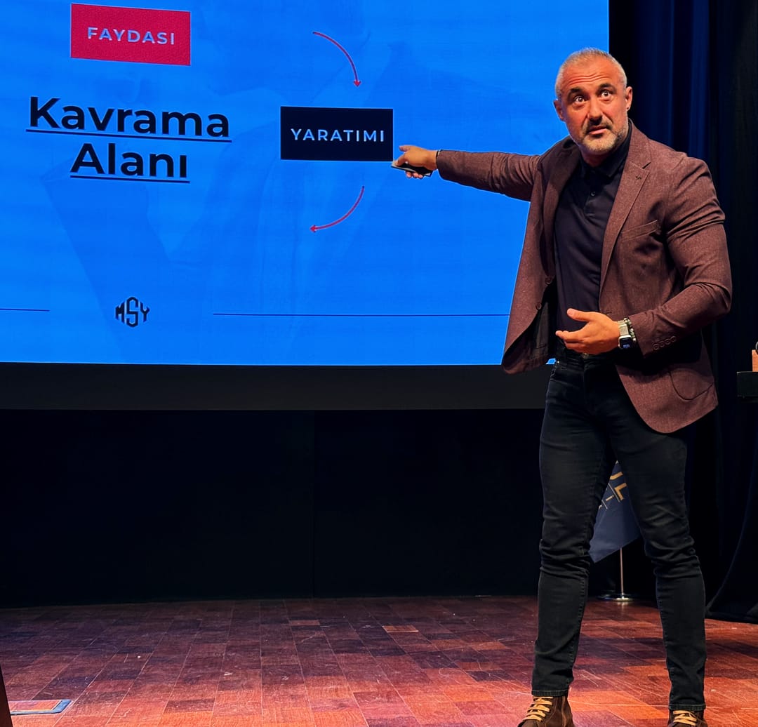 Mehmet Safa Yalçıntaş, İstanbul Üniversitesi-Cerrahpaşa sahnesinde Kavrama Alanı slaytını gösterirken
