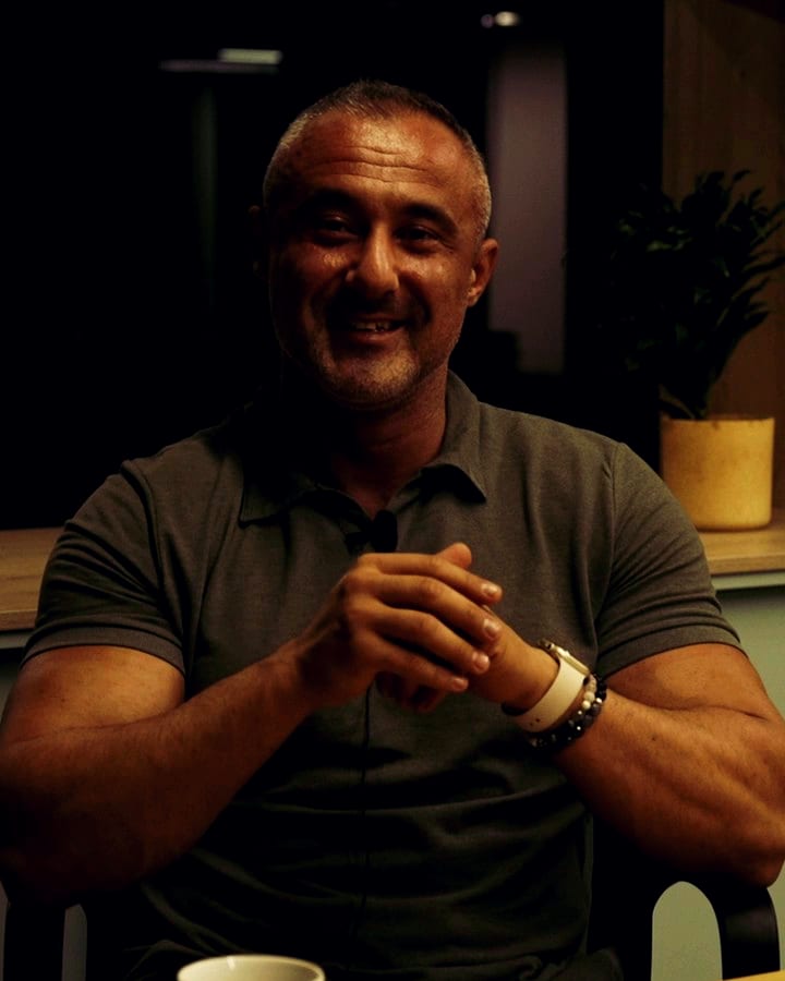 Mehmet Safa Yalçıntaş, Creatix röportajında gülümserken