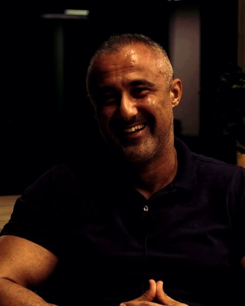 Mehmet Safa Yalçıntaş, Creatix röportajında gülümserken