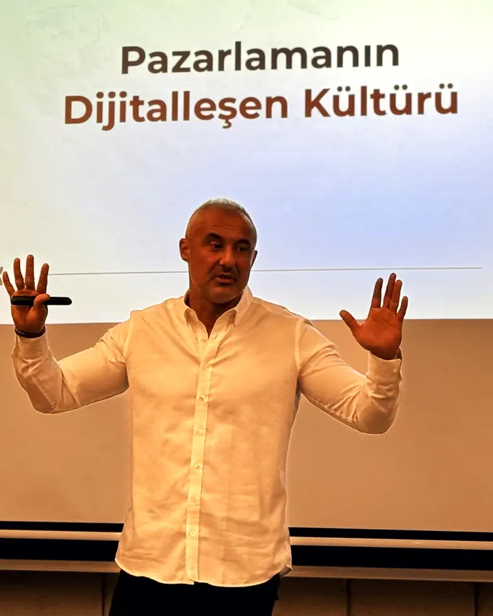 Mehmet Safa Yalçıntaş, Pazarlamanın Dijitalleşen Kültürü konuşmasında iki elini açmış anlatırken