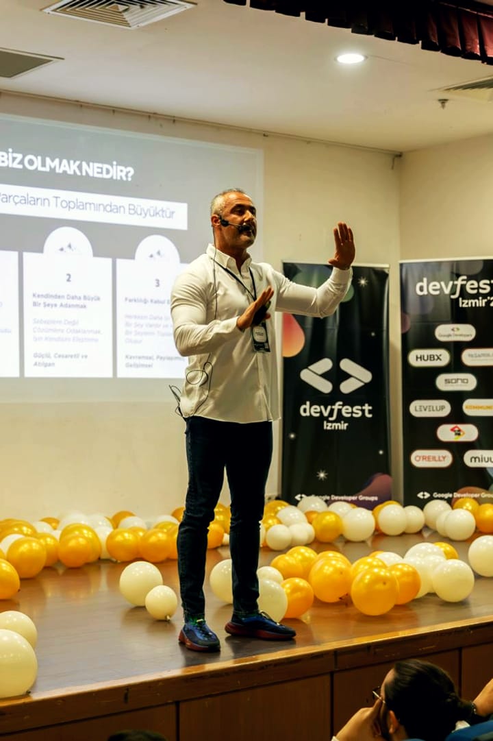 Mehmet Safa Yalçıntaş, DevFest İzmir sahnesinde konuşurken